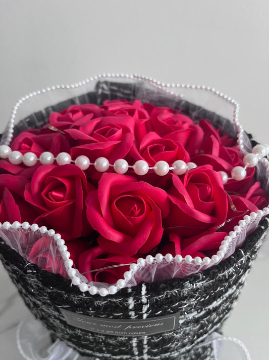 🌹 Wieczne Róże Czerwień w Eleganckim Czarnym Pudełku Tweed Premium LED ✨