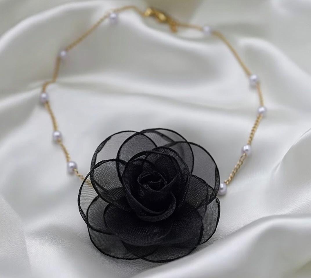 ✨ Naszyjnik z czarną różą i perłami – elegancja w koktajlowym stylu ✨