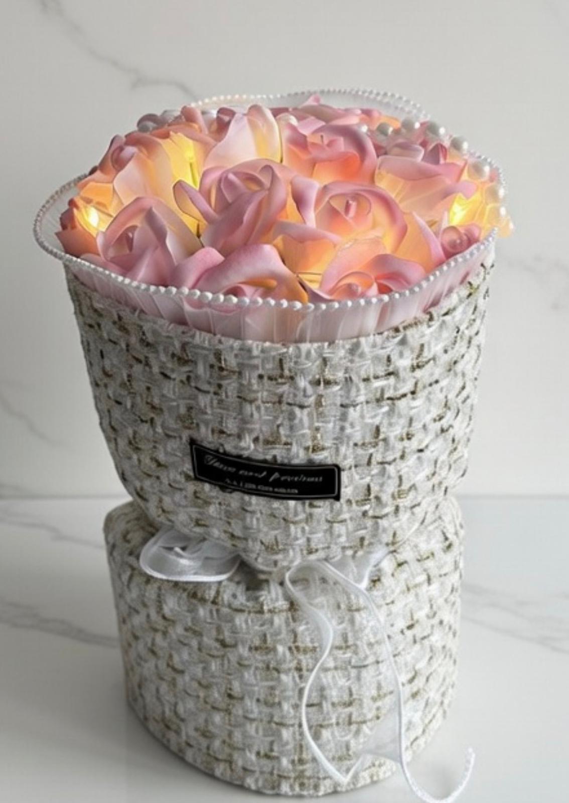 🌸 Wieczne Róże Pudrowy Róż w Eleganckim Pudełku Tweed Premium LED ✨