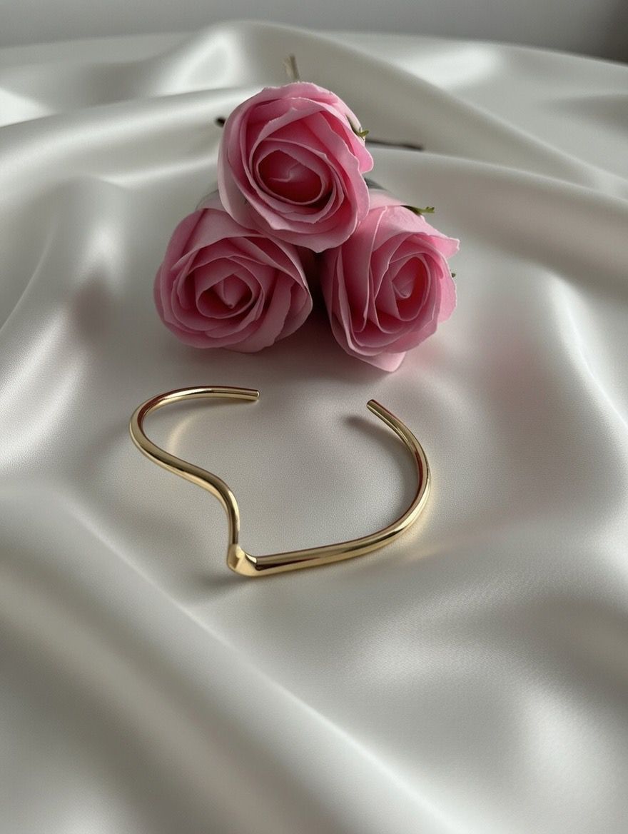 Golden Heart Cuff – minimalistyczna bransoletka fali serca 💛✨