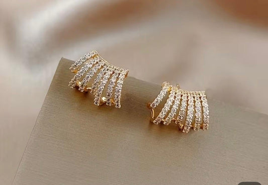 ✨ Kolczyki sztyftowe – złote frędzle z kryształkami ✨