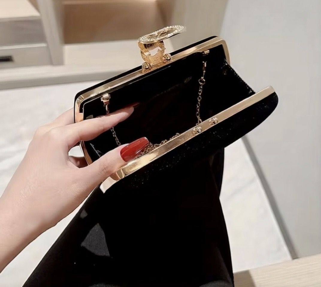 🖤 Crystal Ring – Czarna Welurowa Kopertówka Glamour ✨ Kryształowa Klamra & Złote Detale