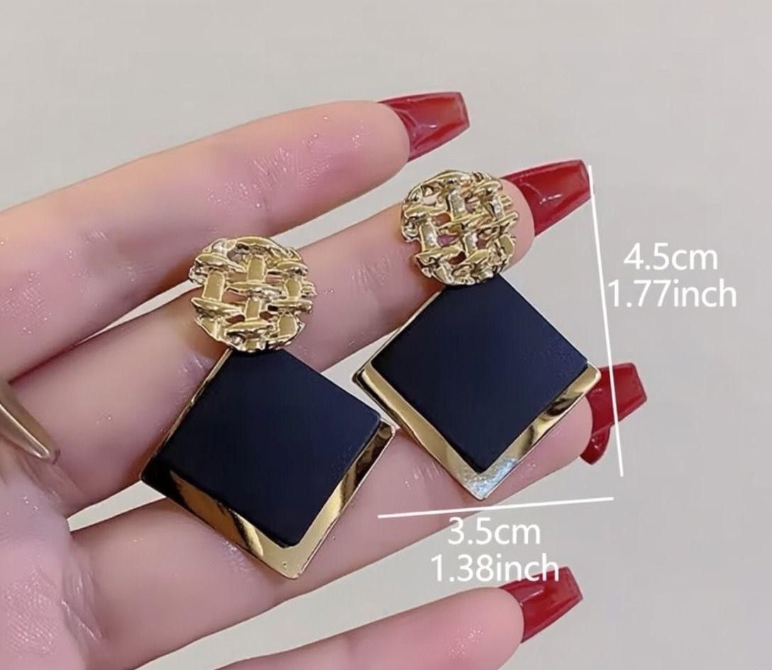 ✨ Kolczyki kwadratowe – czarne z złotym warkoczem ✨