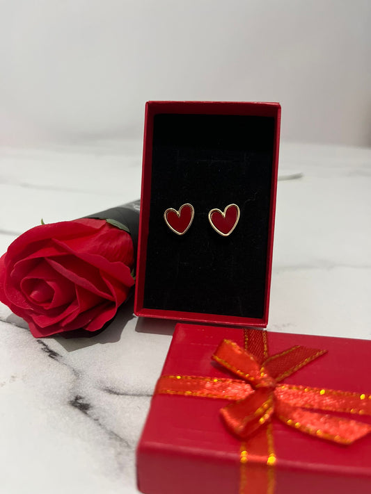 Kolczyki Czerwone Serduszka – Zestaw z Różą Mydlaną i Eleganckim Pudełeczkiem ❤️🌹