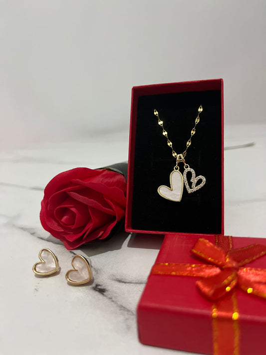 Zestaw Biżuterii LOVE – Naszyjnik z Zawieszką + Kolczyki Serduszka Białe + Róża Mydlana💖✨