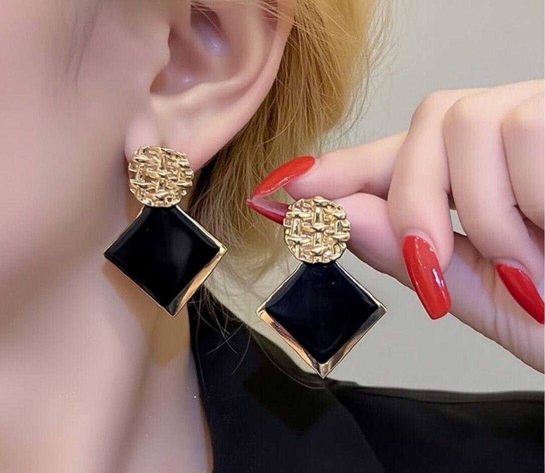 ✨ Kolczyki kwadratowe – czarne z złotym warkoczem ✨