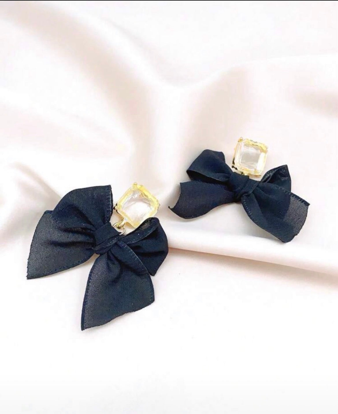 Kokardkowe cudo z kryształową kostką – czarne marzenie 🎀✨