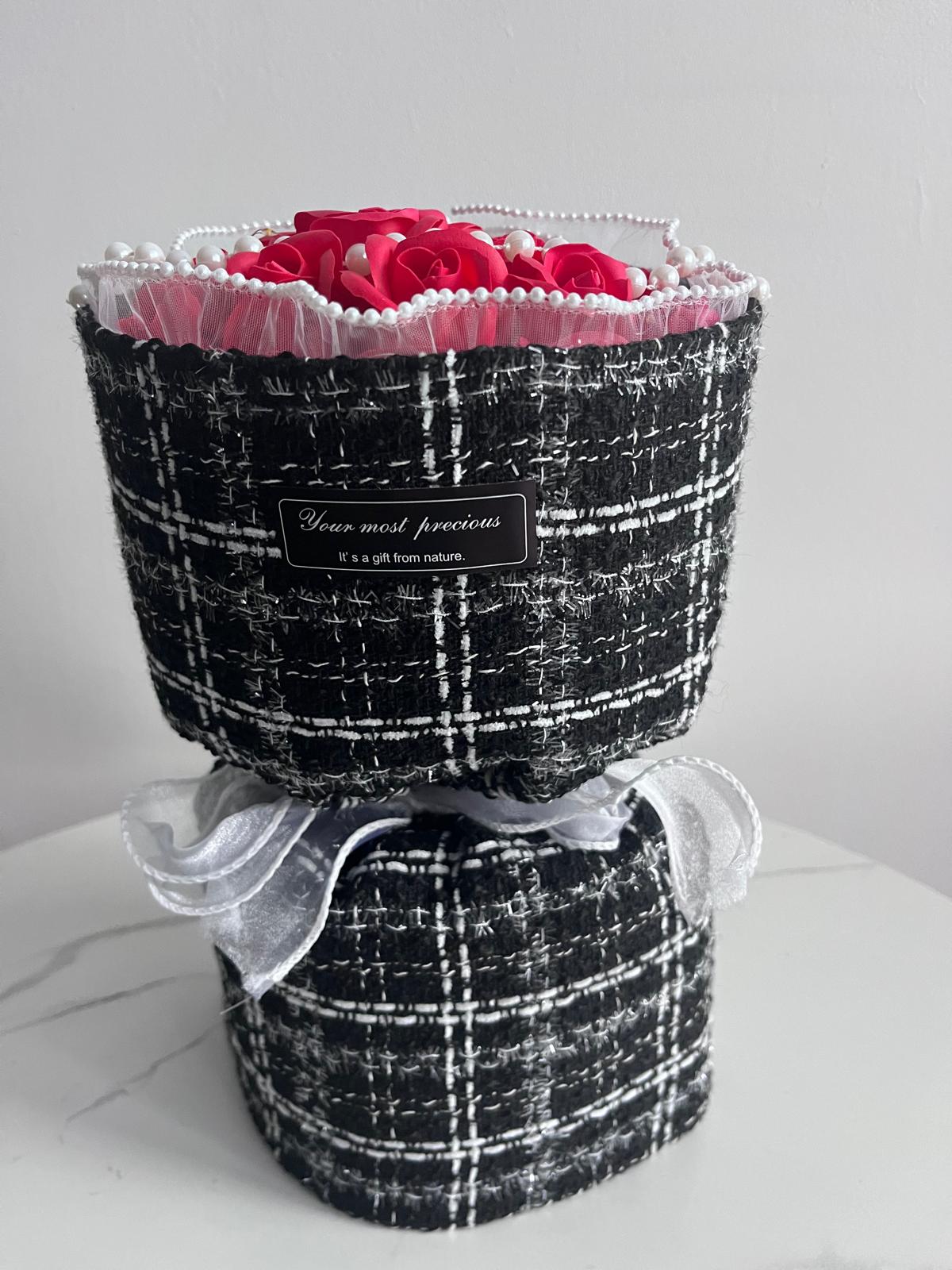 🌹 Wieczne Róże Czerwień w Eleganckim Czarnym Pudełku Tweed Premium  LED ✨