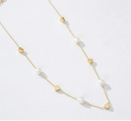 🤍 Dainty Pearl & Heart Necklace – złocony łańcuszek z perłami słodkowodnymi