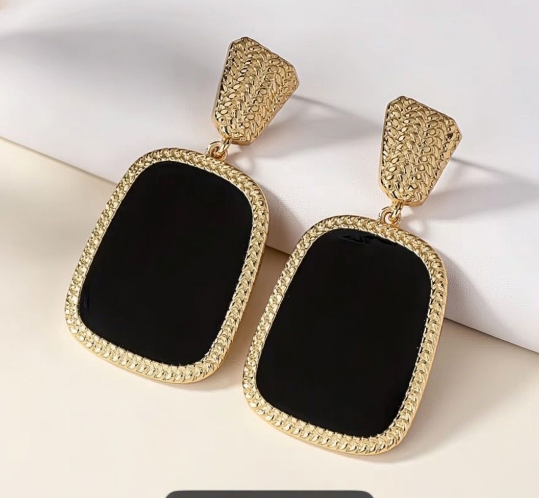 ✨ Kolczyki wiszące – prostokątne czarne z złotym plecionym rantem ✨