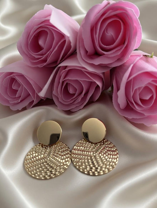 Złote kolczyki wiszące Double Disc Hammered – podwójne krążki ✨💛