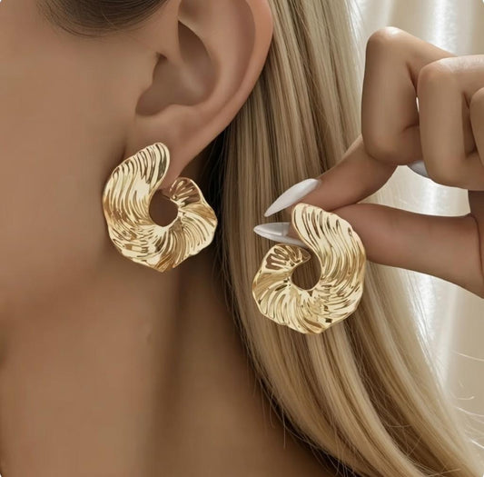 Złote kolczyki faliste Organic Wave – rzeźbiarskie hoops ✨🌊