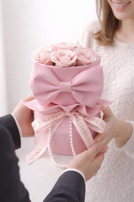 💖🌸 Różowy Box z Wiecznie Żywymi Różami + Perły + Ogromna Satynowa Kokarda 🌸💖