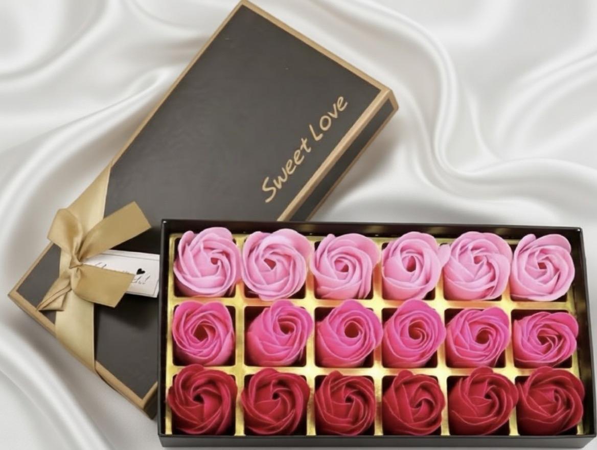 🌹💖 Sweet Love – 18 Mydlanych Róż w Luksusowym Pudełku (Róż + Bordo) + Złote Akcenty ✨🖤